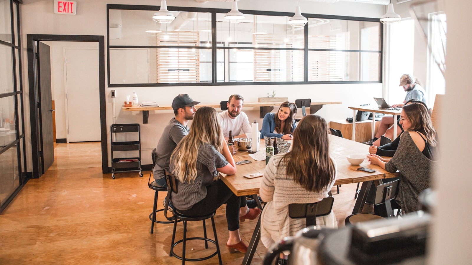 A group exchanging ideas around a table